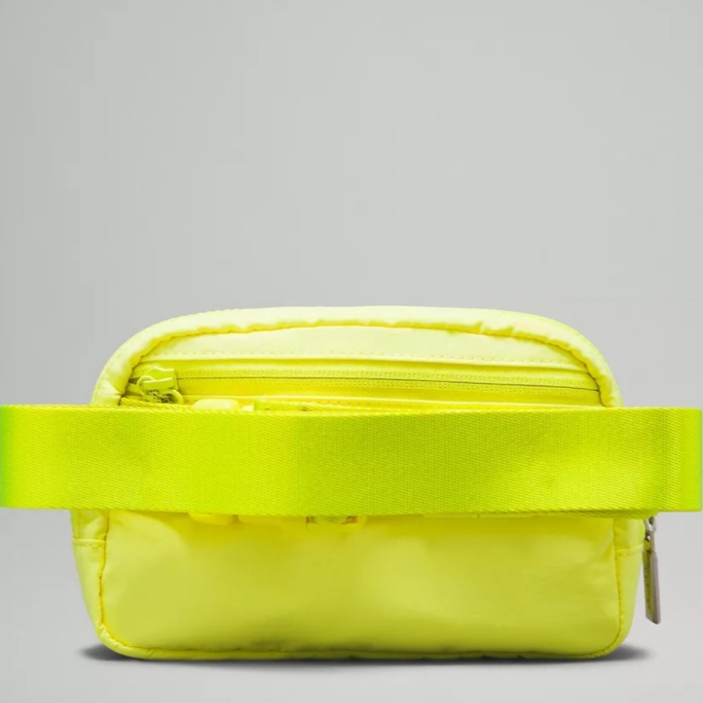 🆕️ LULULEMON EVERYWHERE BELT BAG - ELECTRIC LEMON COLOR - Picture 3 of 12